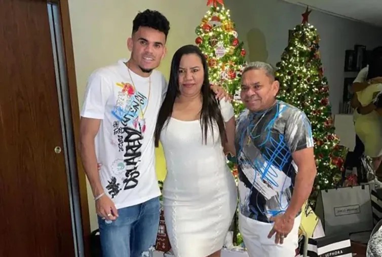 Liverpool's Diaz (L) with his mum and dad Luis Manuel