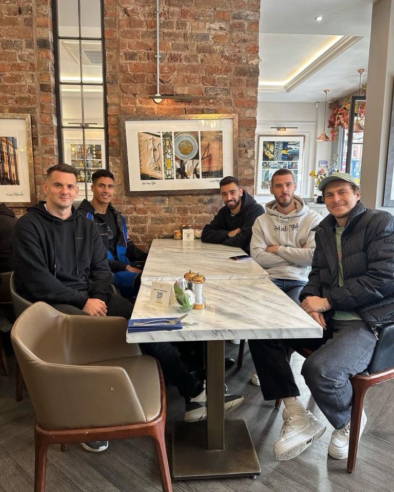 Raphael Varane, Victor Lindelof, Tom Heaton, and Bruno Fernandes were spotted out for coffee with David De Gea