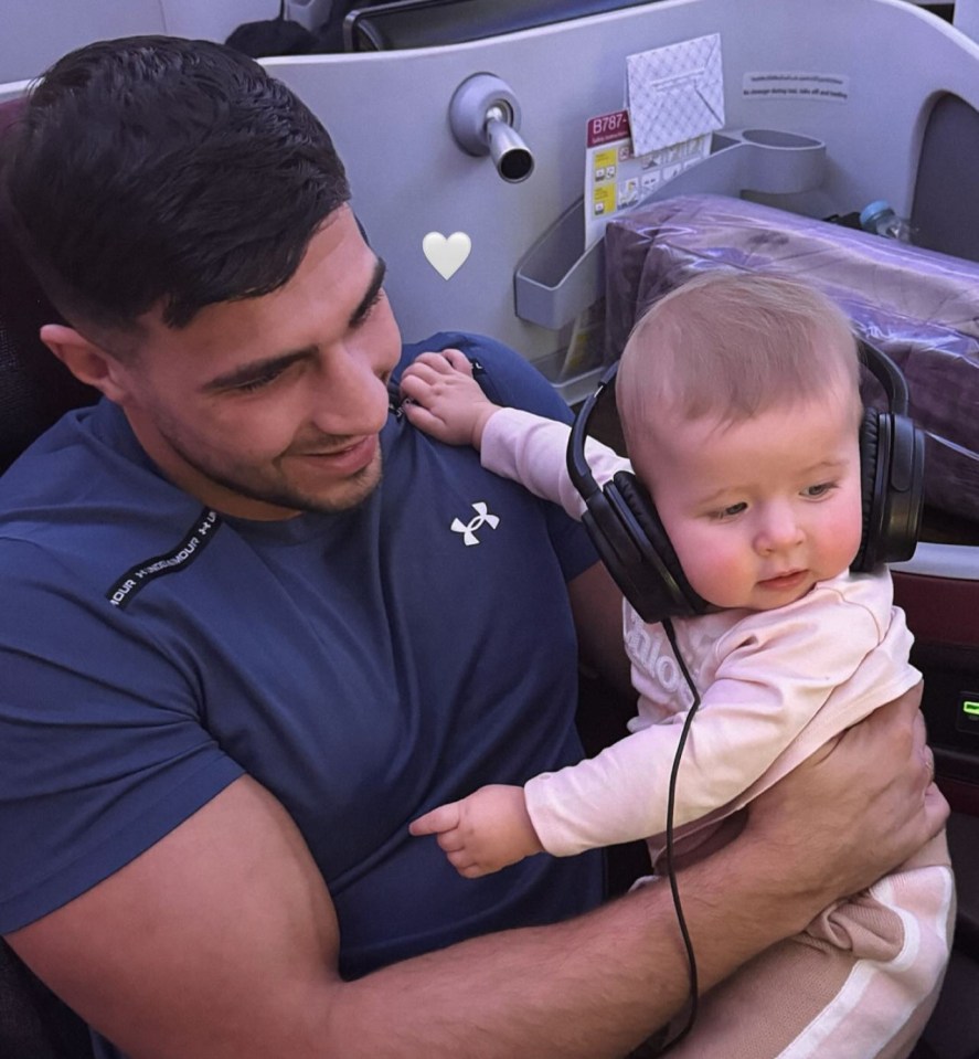 Tommy helped keep their tot Bambi entertained on the long-haul flight