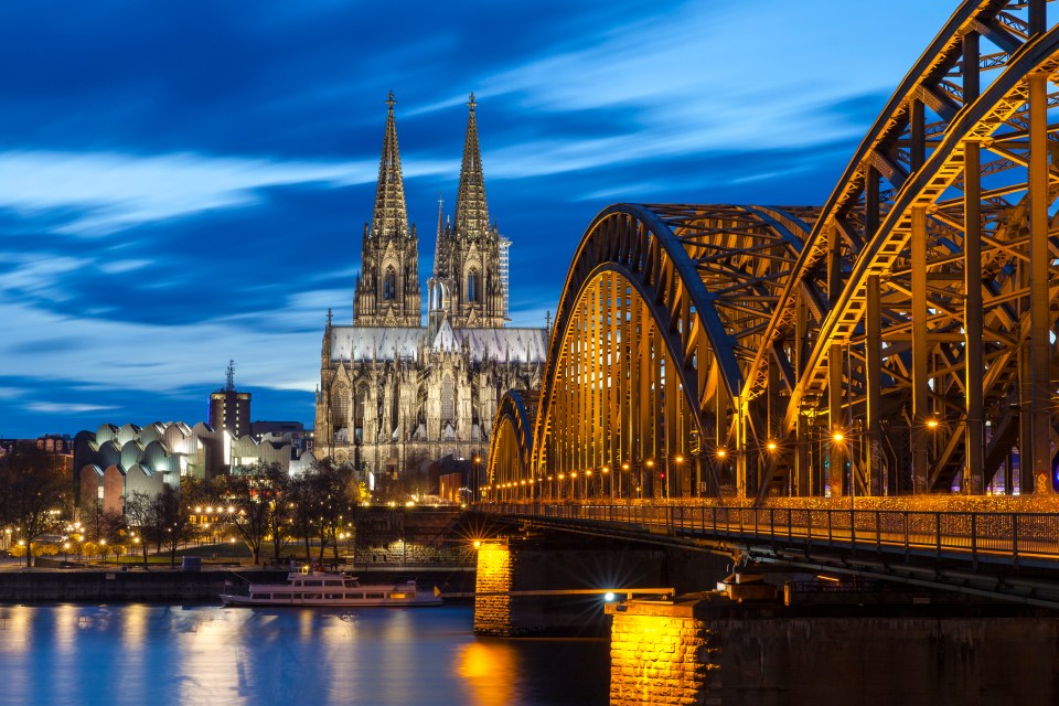 The iconic sights of Cologne at night