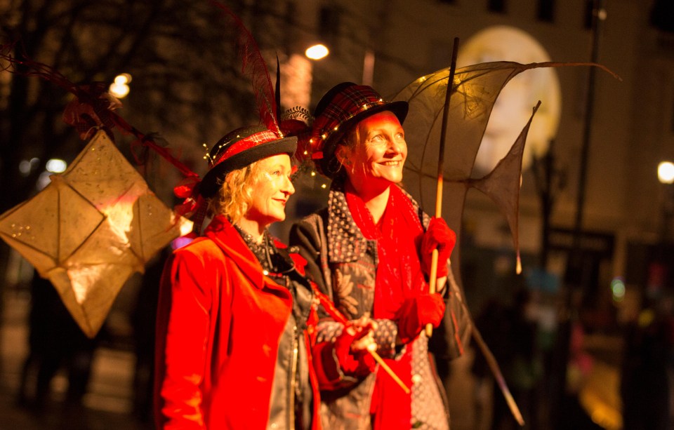 M10BTT Dumfries, Scotland. 25th Jan, 2018. Robert Burns Night celebrated in Dumfries with a lantern procession through the town centre. Part of the Big Burns Supper Festival in Dumfries. Michelle Reynolds & Kara Millen enjoy in the moon light Credit: Allan Devlin/Alamy Live News