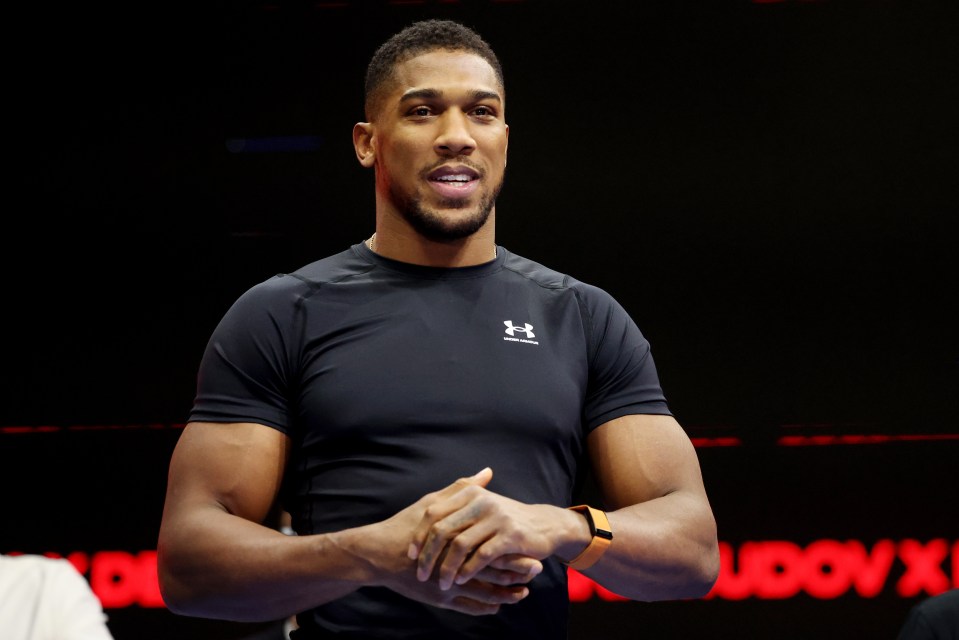 Anthony Joshua aimed a dig at Tyson Fury for being floored by Francis Ngannou