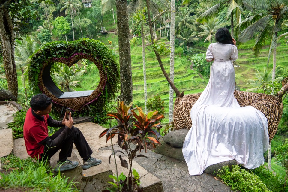 One woman poses in a wedding dress for a five-minute photoshoot