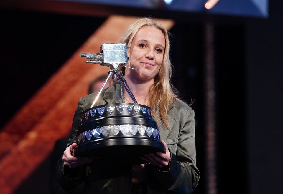 Beth Mead poses with the Sports Personality of the Year Award in 2022 