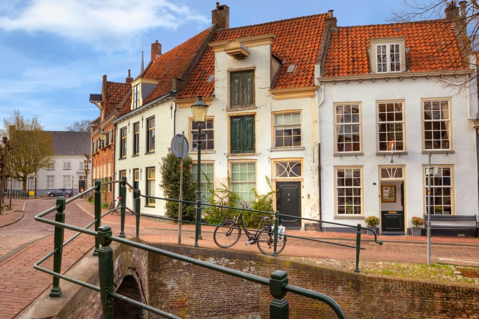 The homes of Muurhuizen were built using parts of the old city walls