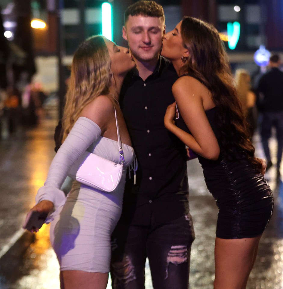 A lucky punter got a cheeky kiss from two partygoers