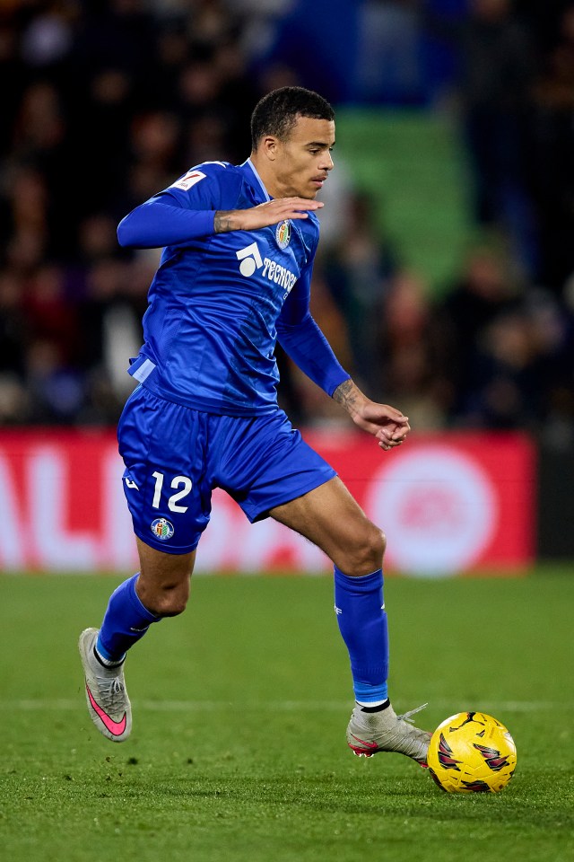 Greenwood runs with the ball against Valencia CF