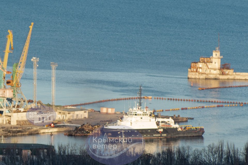 Telegram channel Crimean Wind Reserve said to 'pay attention to the pile of iron in the water - this is a former large landing ship'