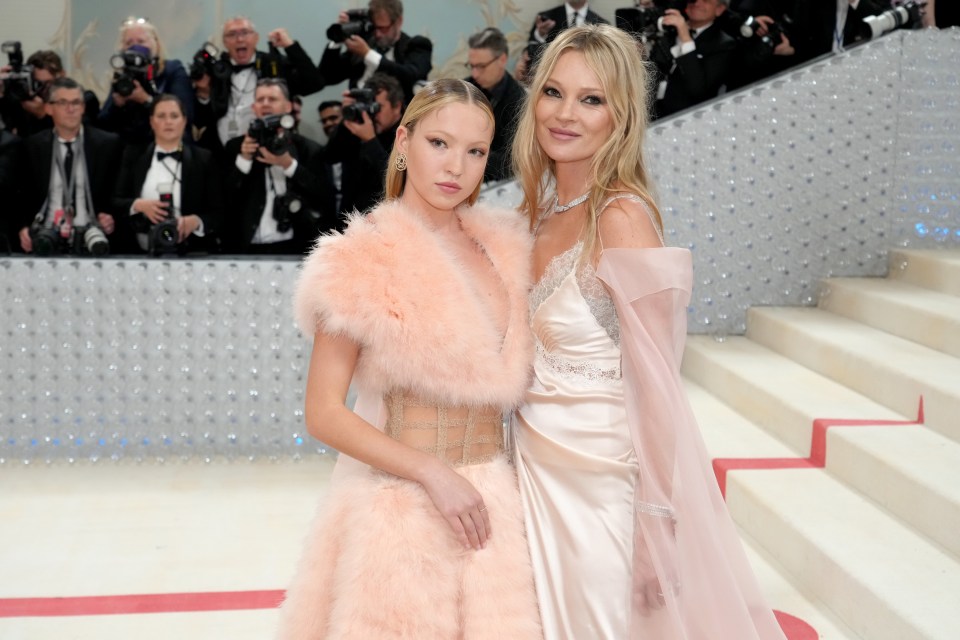 NEW YORK, NEW YORK - MAY 01: (L_R) Lila Moss and Kate Moss attend the 2023 Met Gala Celebrating "Karl Lagerfeld: A Line Of Beauty" at Metropolitan Museum of Art on May 01, 2023 in New York City. (Photo by Jeff Kravitz/FilmMagic)