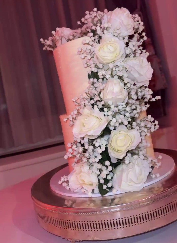 Her engagement featured a white floral cake