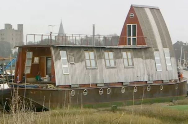 The houseboat became a target for squatters and vandals, and broke free from its mooring in 2011 to be later found washed up on a beach