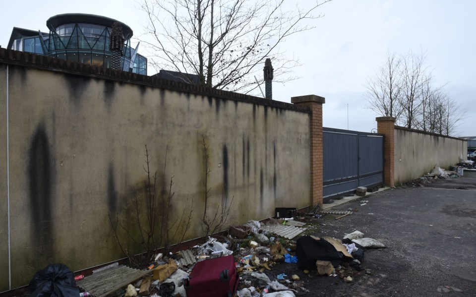 The run-down alleyway next to the Balmayna