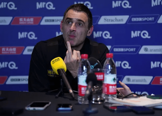 Ronnie gives Carter the finger at the Masters press conference