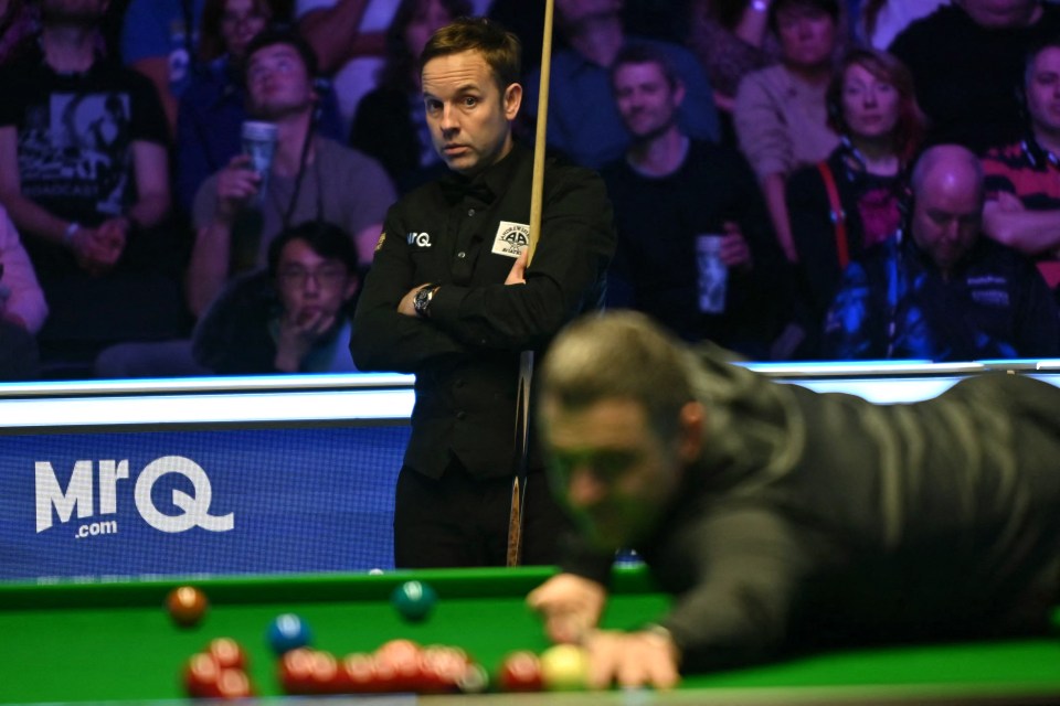 Carter looks on as O'Sullivan plays a shot during the Ally Pally final