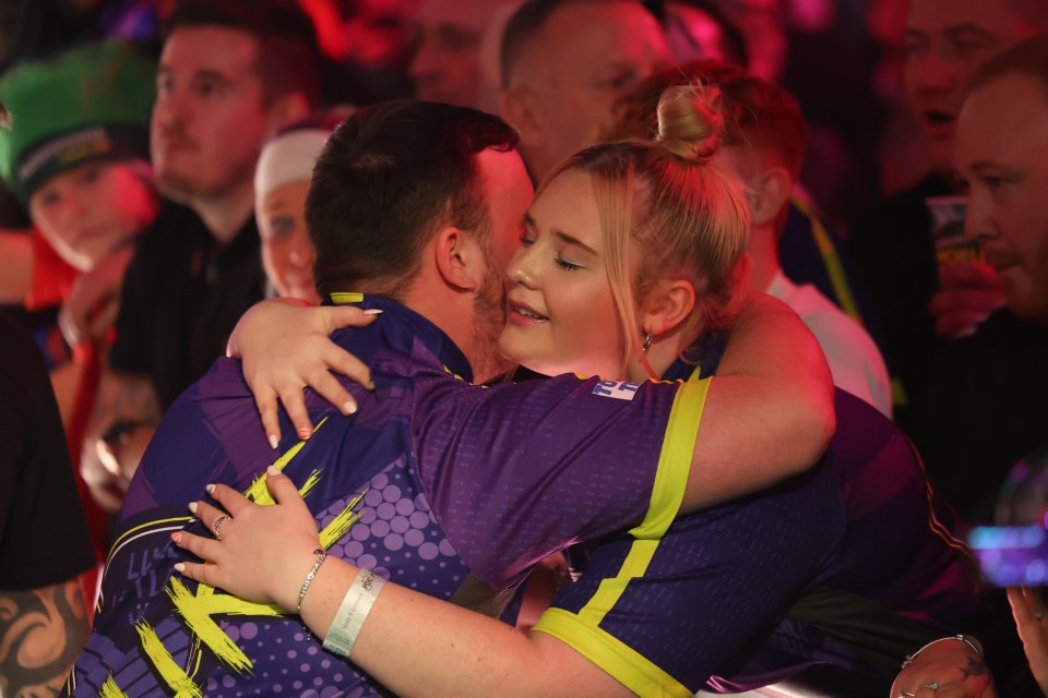 Luke hugs girlfriend Eloise Milburn before his match with Luke Humphries