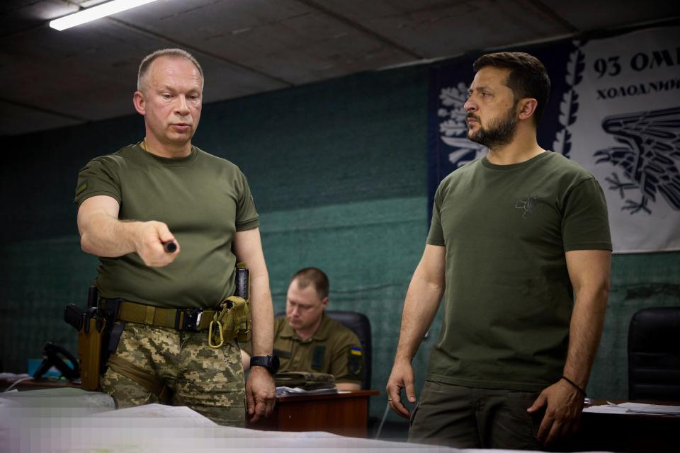 General Syrskyi, new chief of Ukraine's Armed Forces, with President Zelensky