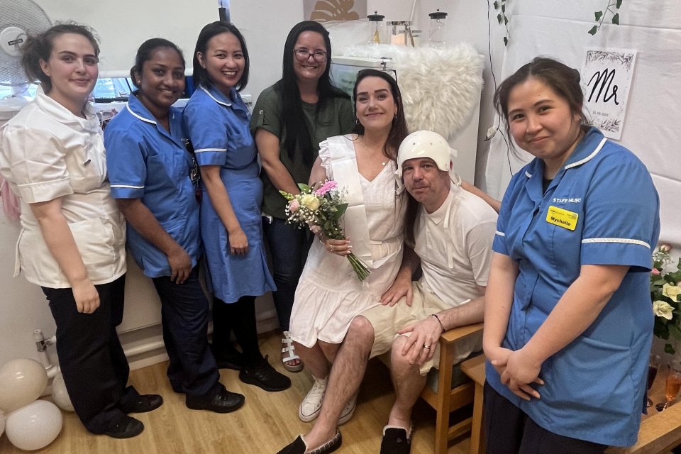 Lee Burns and finance Sara Ann Smith exchanged promise rings during a special ceremony that was arranged by hospital staff.