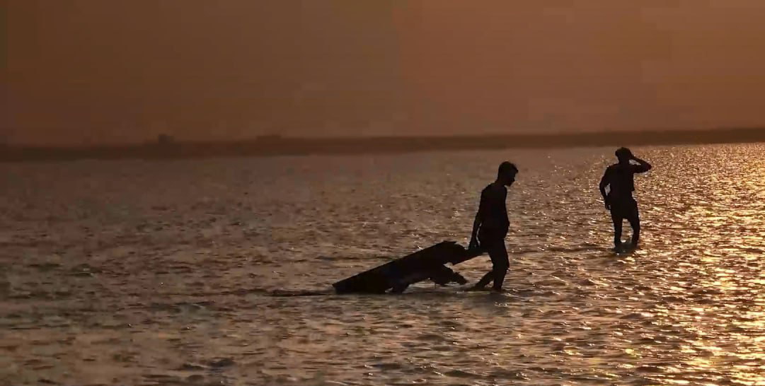 Alleged debris of the US drone dragged through the water by Houthis