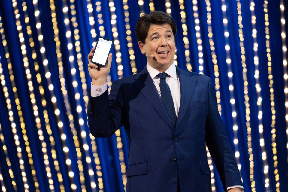 Michael McIntyre's Big Show S7,20-01-2024,2,2,Michael McIntyre,Michael McIntyre with Katherine Ryan's phone during 'Send To All',Hungry McBear,Gary Moyes