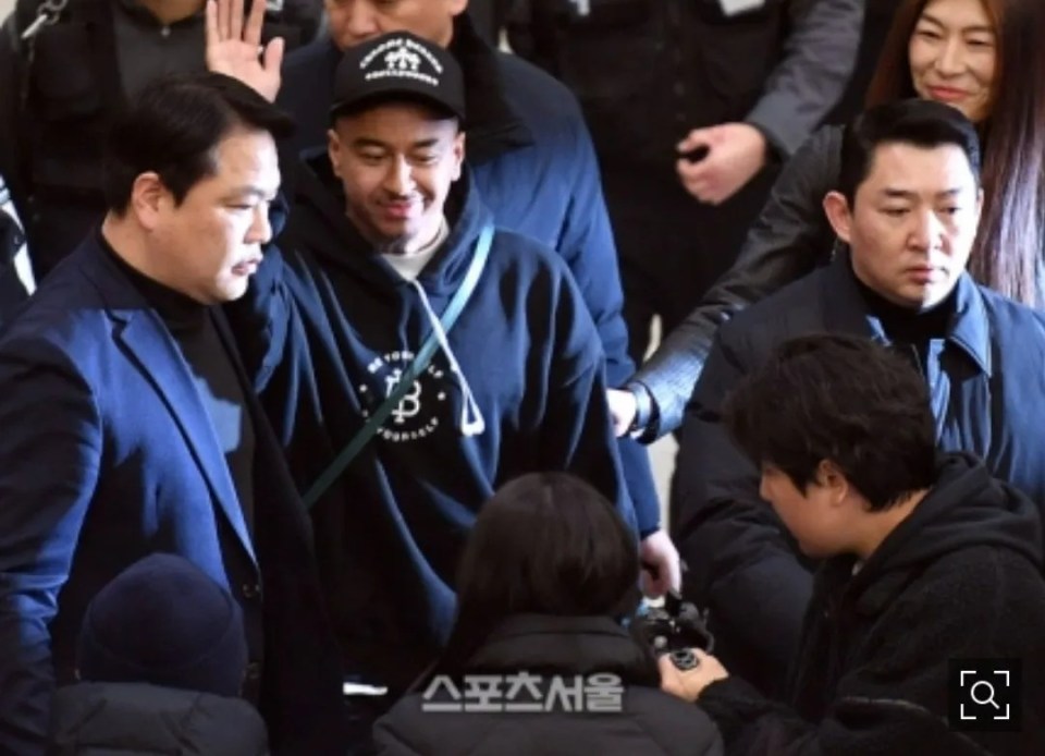 Jesse Lingard was mobbed as he arrived in South Korea