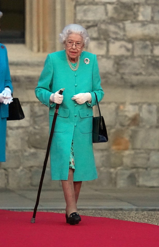 The late Queen stood at 5ft 4in