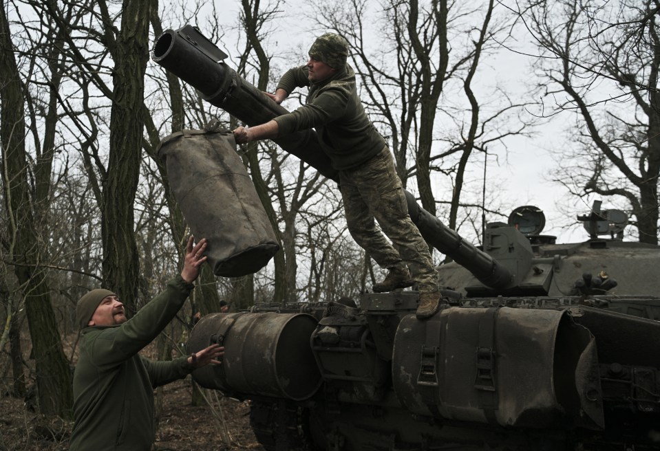 Ukrainian troops prepare for battle on a Challenger 2 tank near Zaporizhzhia