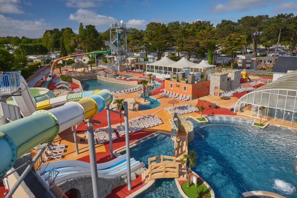 The waterpark at Domaine de Léveno has water slides chutes and swimming pools