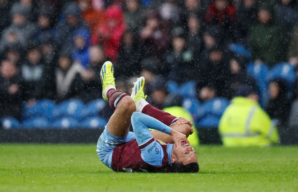 Burnely's Aaron Ramsey suffered an injury against Arsenal