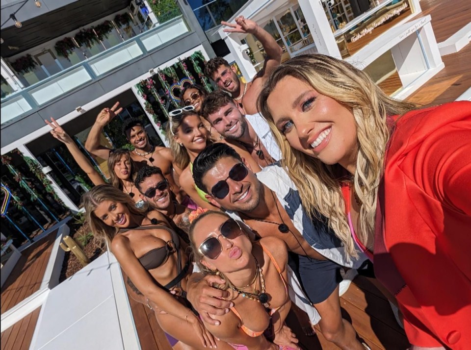 The singer poses with the cast for a selfie