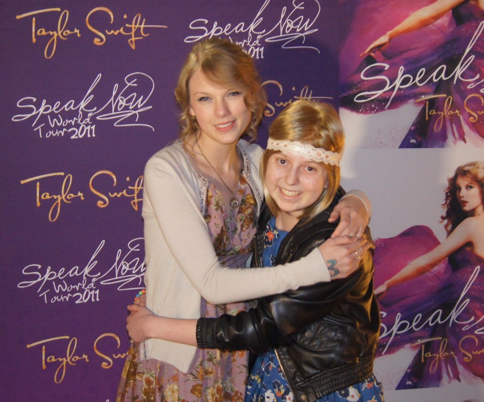 Ellie with Taylor Swift while having treatment for cancer, wearing a wig