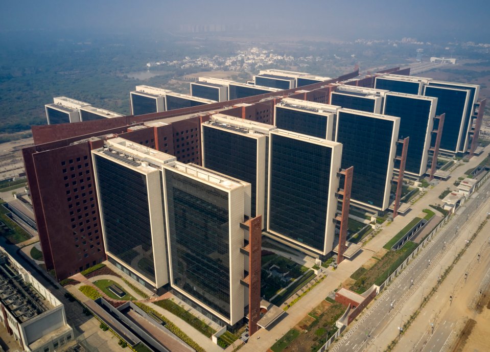 The world's largest office building is the Surat Diamond Bourse