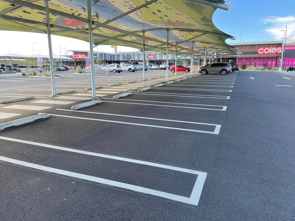 A supermarket in Australia has adopted double-line markings for parking bays.