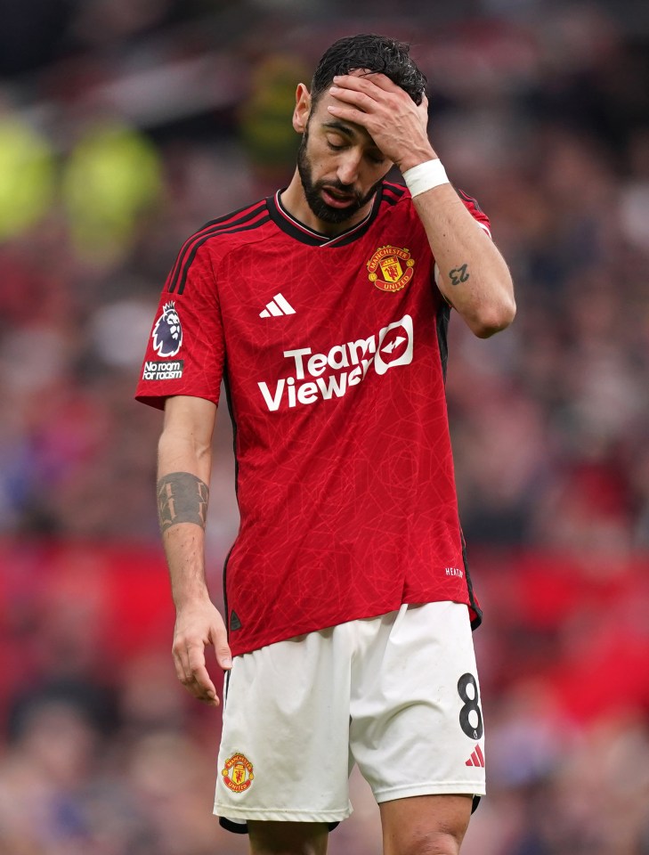 A number of Man Utd stars including Bruno Fernandes were off the ball