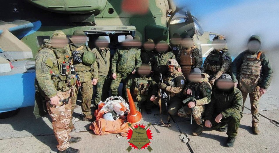 The alleged picture of the downed Russian pilot with emergency crew