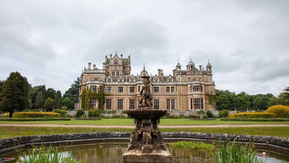 Alongside the etiquette sessions, guests can enjoy the great outdoors by taking leisurely strolls around the massive gardens and grounds