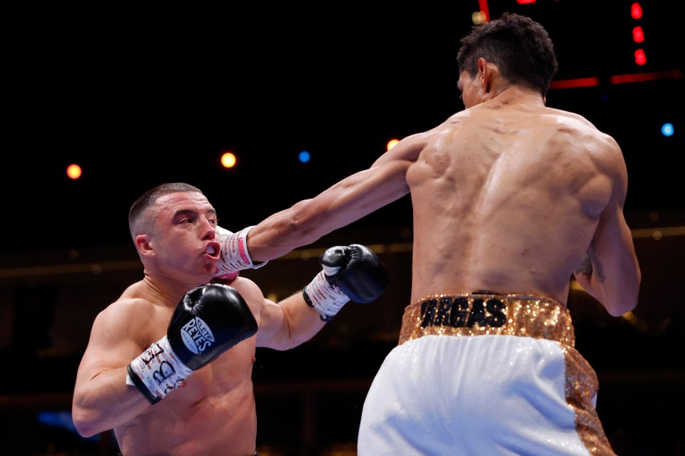 Vargas established his jab quickly to keep Ball at bay