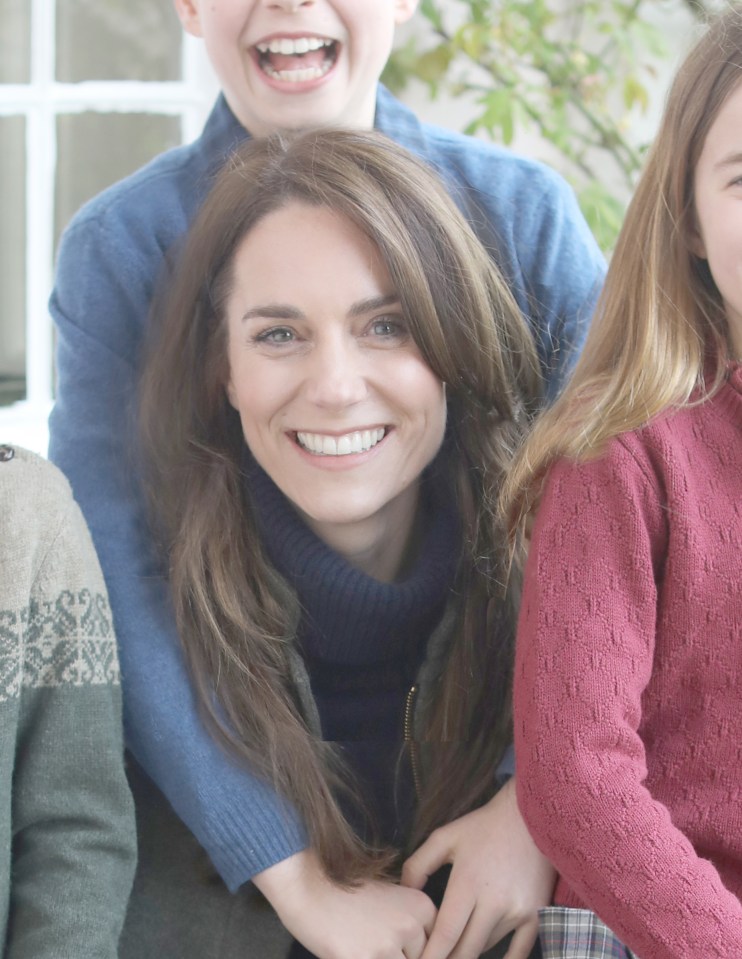 In a colour corrected and lightened version of the image, Kate's zip appears not to line up