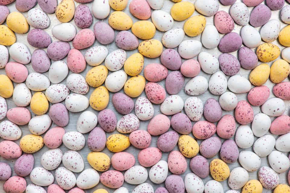 2F3G87J Chocolate mini eggs