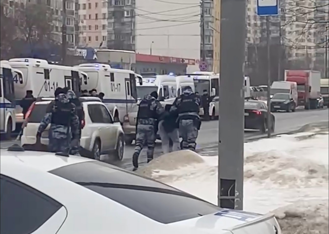 Russia's riot police arresting protesters at Navalny's funeral