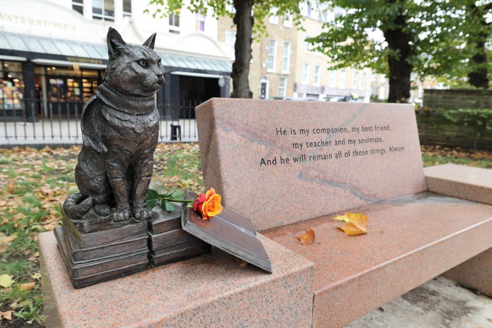 Bob the cat's memorial statue in London