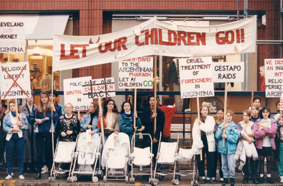 Children Of God demonstration outside the Argentine Embassy