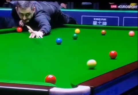 Ronnie O'Sullivan smashed his cue in anger after missing a shot