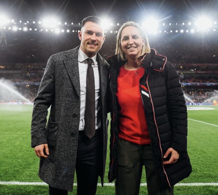 Ramsey returned to the Emirates and was pictured pitchside with Faye White @Arsenal