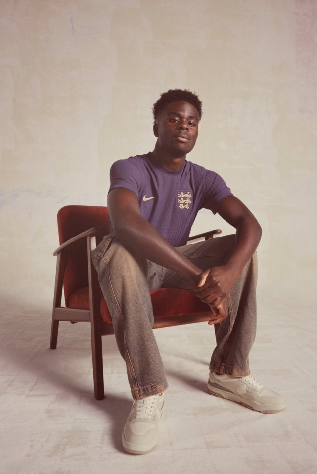 Bukayo Saka models England’s new away kit