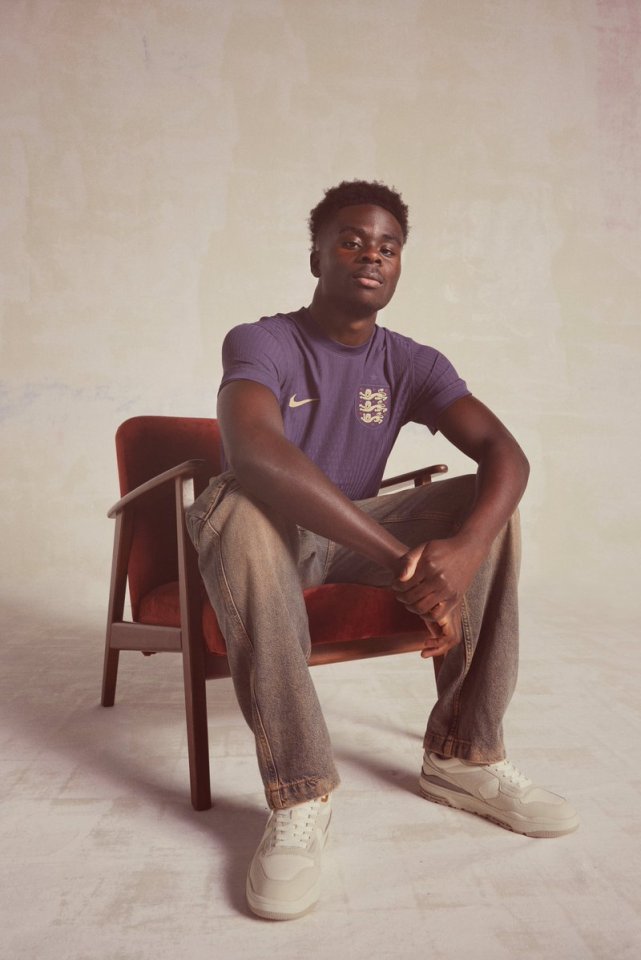 Bukayo Saka models England's new away kit