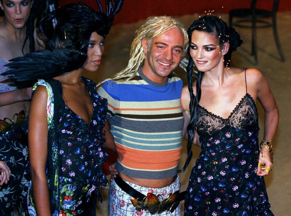 John Galliano walks arm in arm with Naomi Campbell and Kate Moss in 1996