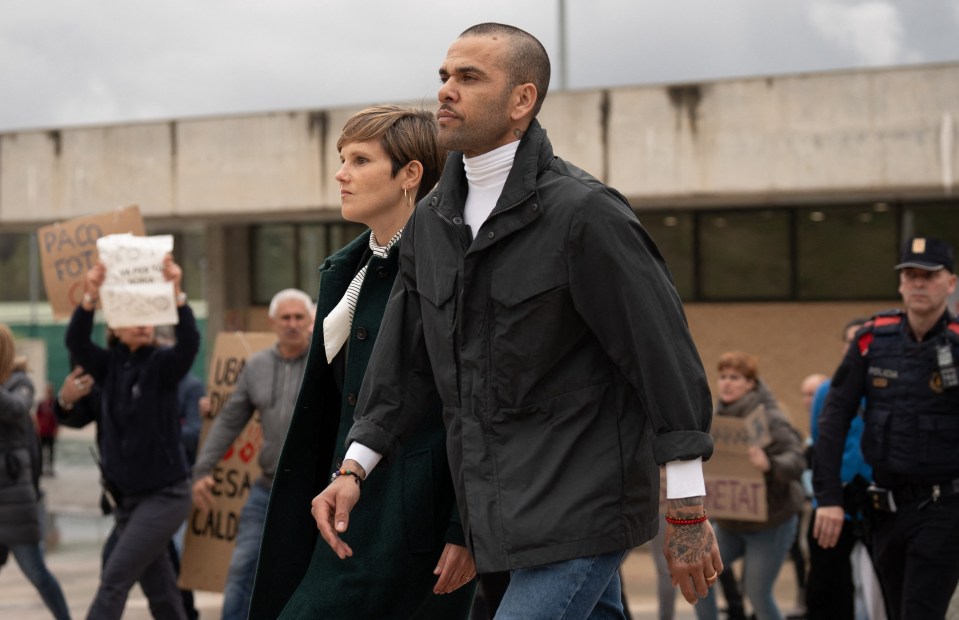 The moment Alves walked out of jail on Monday 25, with his lawyer