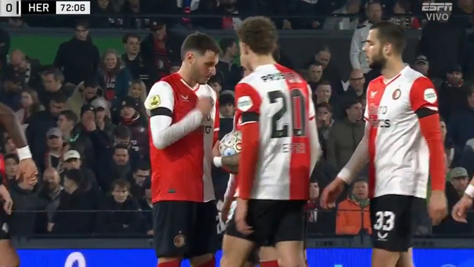 Feyenoord’s Quilindschy Hartman and Santiago Gimenez played rock, paper, scissors for a free-kick