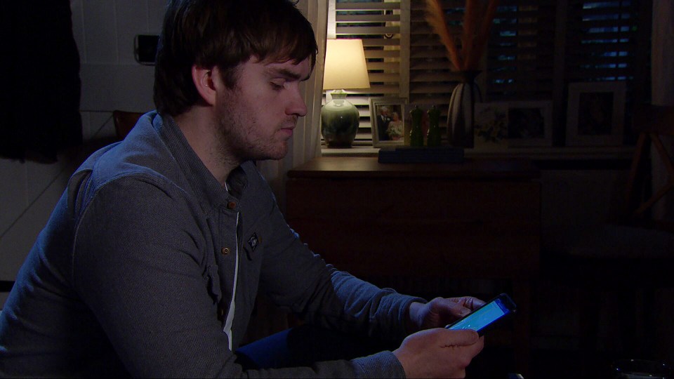 Tom King finds a new way to control Belle Dingle