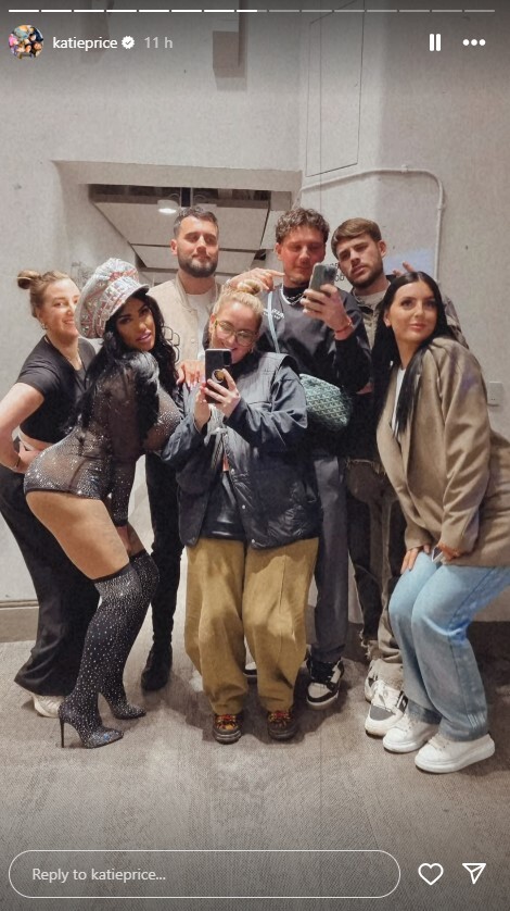 Katie’s backstage snap showed her new man JJ Slater(third from right) was there too